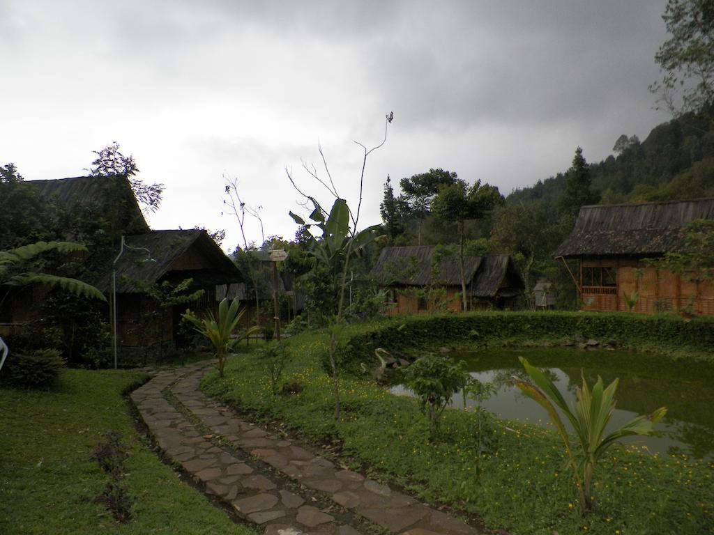 Taman liburan Kampung Karuhun Sutan Raja *