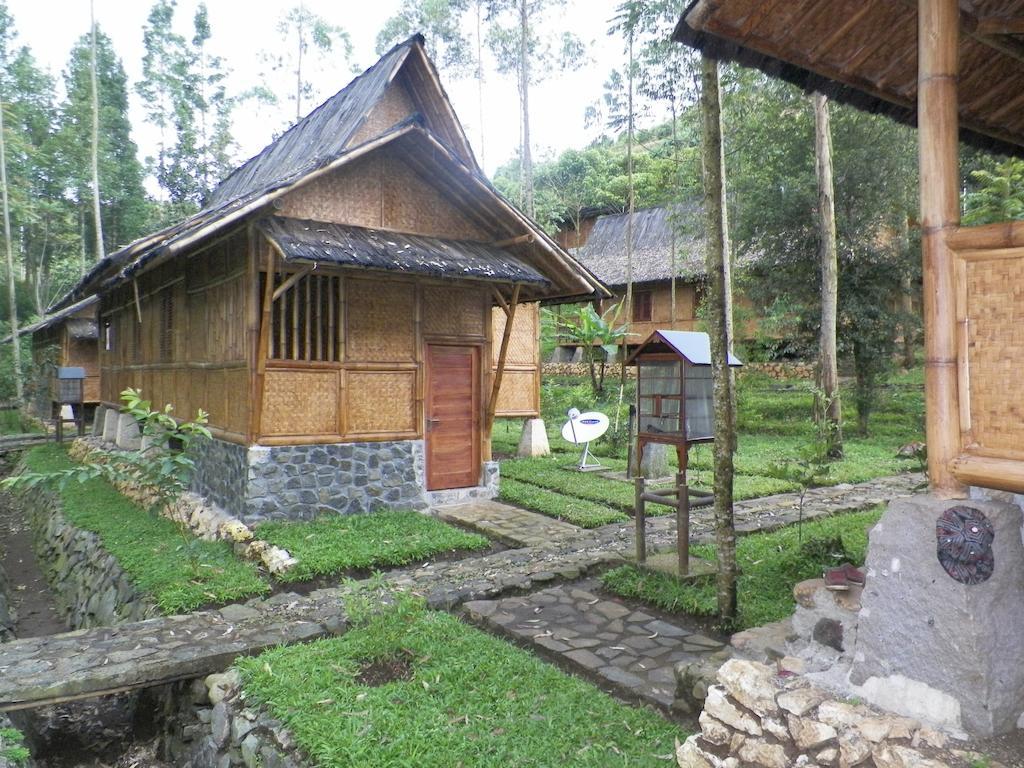 Taman liburan Kampung Karuhun Sutan Raja Bandung