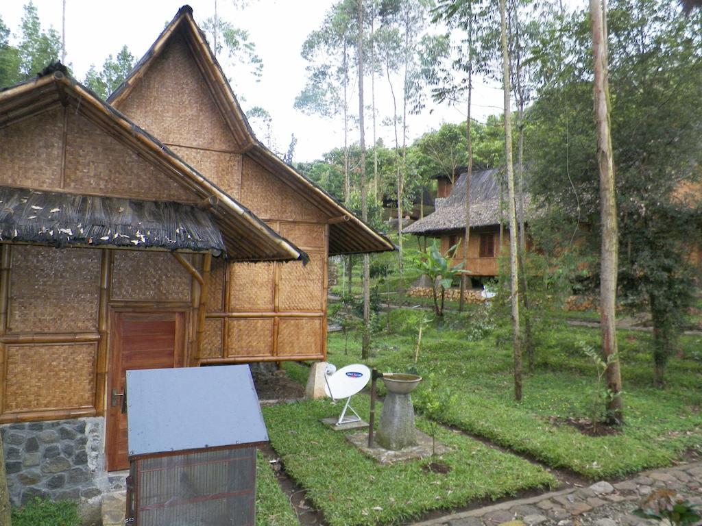 Taman liburan Kampung Karuhun Sutan Raja *