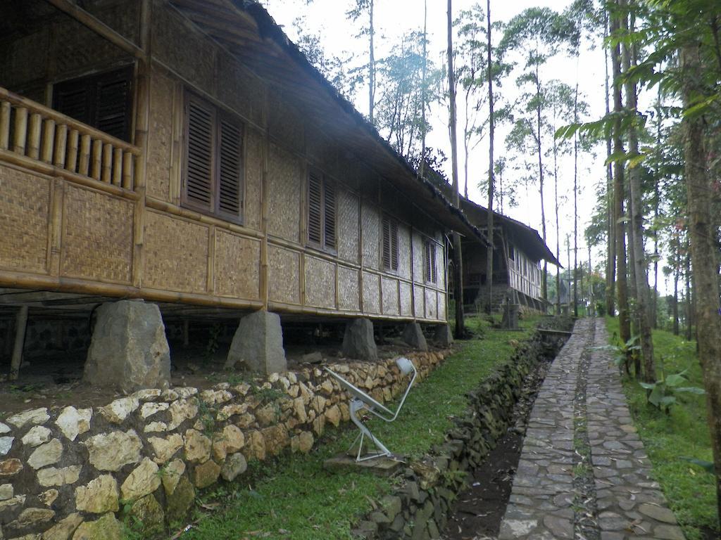 Taman liburan Kampung Karuhun Sutan Raja Bandung