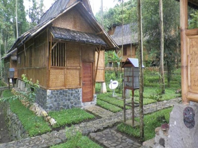 Taman liburan Kampung Karuhun Sutan Raja